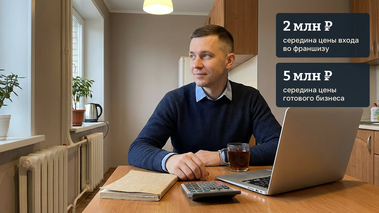Мужчина за кухонным столом с калькулятором и блокнотом прикидывает, на что хватит своих денег